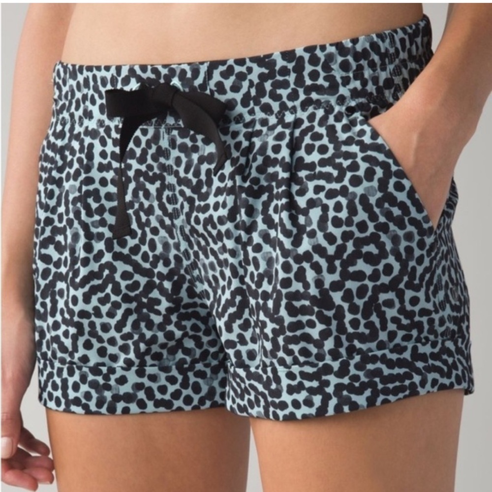 B-04 Lululemon Spring Break Away Short Ace Spot Tranquil